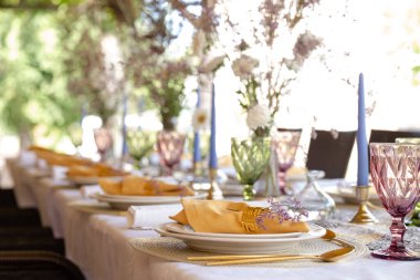 Dekoratif masa, güzel yemekler ve çiçekler..