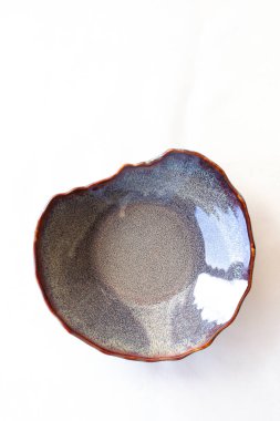 Beyaz arka planda güzel bir tasarımcı mavi plakası.