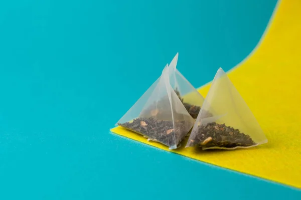 Chá Verde Saco Pirâmide Fundo Azul Amarelo — Fotografia de Stock