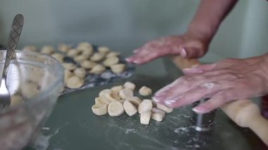 Mutfak masasında bir kadın öksürüyor.