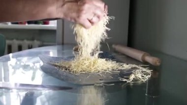 Makarna hamuruna yakın çekim. Elle erişte pişiriyorum..