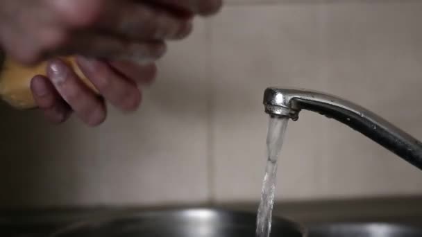Μανς χέρια πλύσιμο πιάτων σε νεροχύτη κουζίνας — Αρχείο Βίντεο