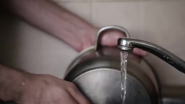 Manos de hombre lavando platos en un fregadero de cocina — Vídeos de Stock