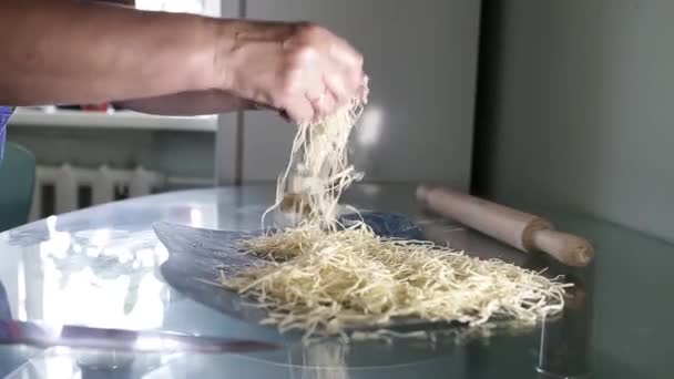 Крупный план теста для макарон. Приготовление лапши вручную. — стоковое видео