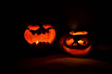 Ağız ve gözlerle süslenmiş balkabakları..