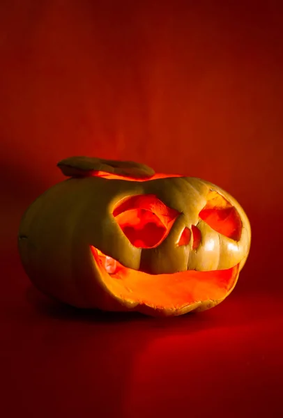 Abóbora Com Rosto Esculpido Para Halloween Fundo Vermelho — Fotografia de Stock