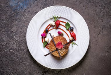 Böğürtlenli beyaz tabakta kurabiye..