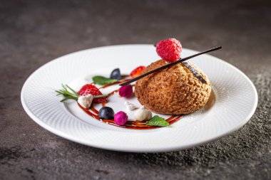 Böğürtlenli beyaz tabakta kurabiye..