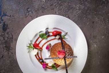 Kurabye keki beyaz bir tabakta böğürtlenli. en üstteki görünüm.