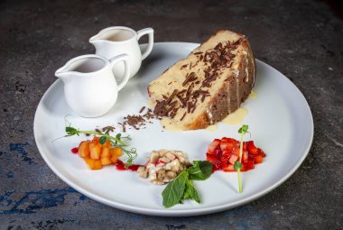 Yoğunlaştırılmış sütle pasta ve sütçüyle böğürtlen.