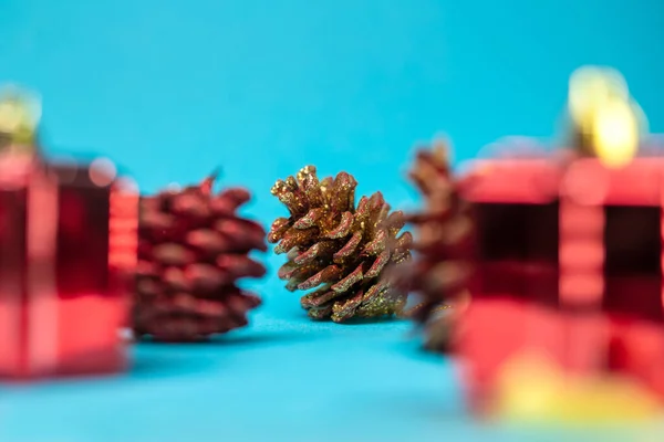 Cones Pinho Natal Com Uma Árvore Natal Fundo Azul — Fotografia de Stock