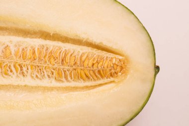 Kavun kes. Olgun bir kavunun içindeki tohum.
