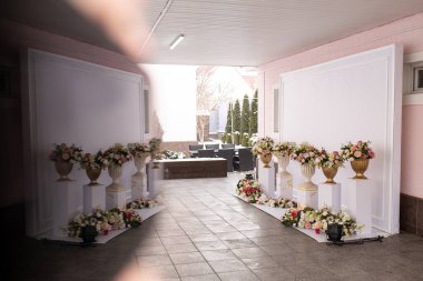 Olayın dekorasyonu. Çiçekli beyaz fotoğraf bölgesi.