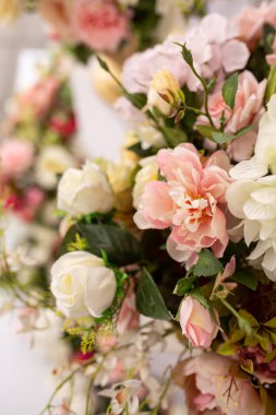 Etkinlikte kumaşlar ve yapay çiçeklerle dekorasyon.