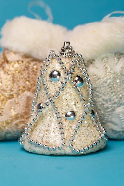 Mavi arka planda Noel ağacı oyuncakları. yakın plan