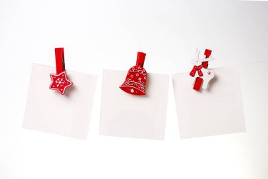 Kırmızı mandallı üç beyaz banknot..