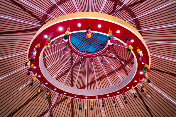 Национальное традиционное оформление потолка юрты в Казахстане. Казахстанский орнамент. Украшение юрты.