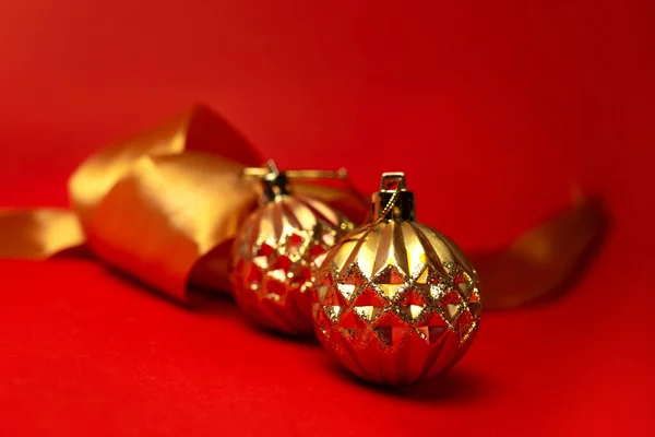 Brinquedos Árvore Natal Fundo Vermelho Lantejoulas Ouro Decorações Ano Novo — Fotografia de Stock