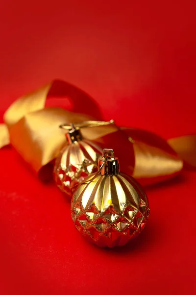 Bola Juguete Navidad Con Lentejuelas Sobre Fondo Rojo — Foto de Stock