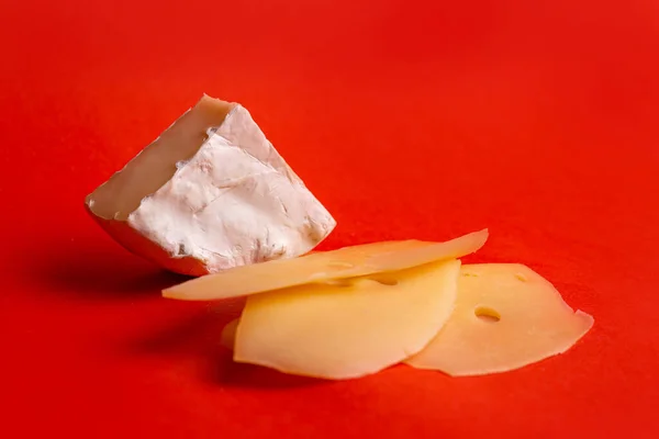 Camembert Sajt Méz Dió Vörös Alapon — Stock Fotó