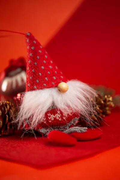 Boże Narodzenie Zabawki Czerwony Karzeł Lub Elf Czerwonym Tle — Zdjęcie stockowe