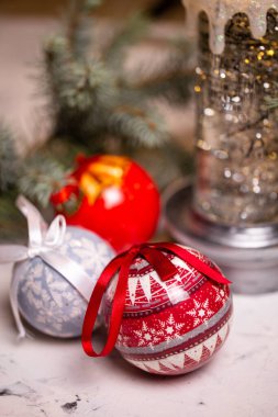 Noel ağacını süslemek için Noel baloları. Noel oyuncakları.