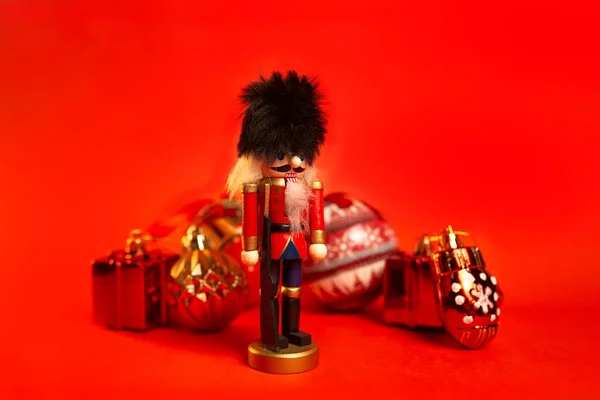 Kırmızı Arka Planda Süslemeleri Olan Noel Fındıkkıranı Biblosu — Stok fotoğraf