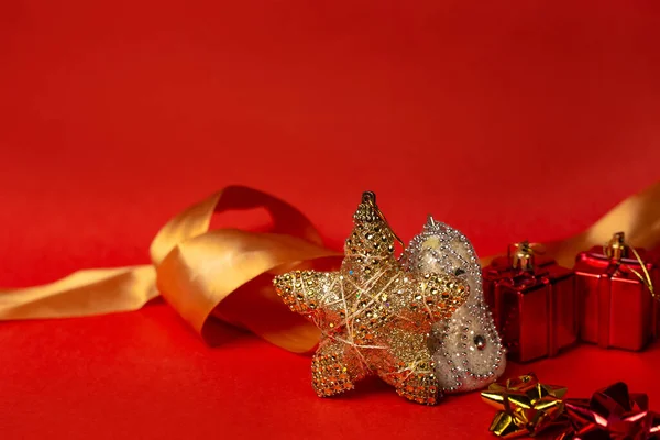 Brinquedos Dourados Ano Novo Estrela Ouro Fundo Vermelho — Fotografia de Stock