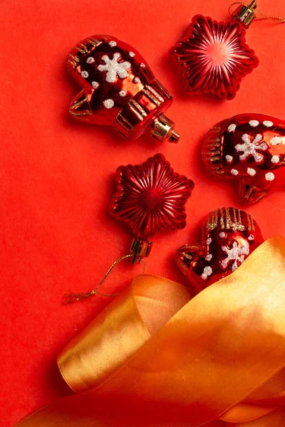 Boże Narodzenie Czerwone Zabawki Widok Góry Zabawki Czerwonym Tle — Zdjęcie stockowe