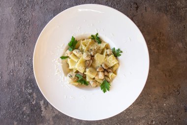 tavuklu ve peynirli makarna..