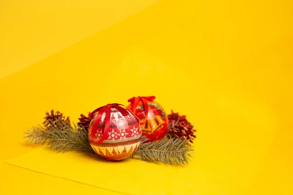 Bolas vermelhas de natal para a árvore de Natal em um fundo amarelo — Fotografia de Stock