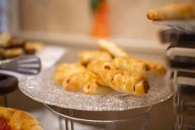 Büfe masasında hamurda sosisler.