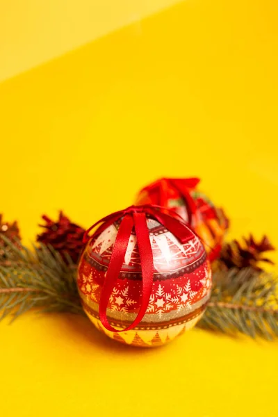 Sarı Arka Planda Kırmızı Noel Ağacı Oyuncakları — Stok fotoğraf