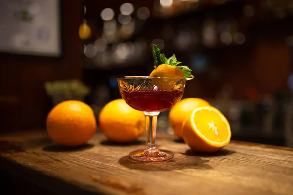 Cocktail Escuro Com Laranjas Bar — Fotografia de Stock