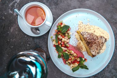 Bir parça kremalı ve meyveli kek..