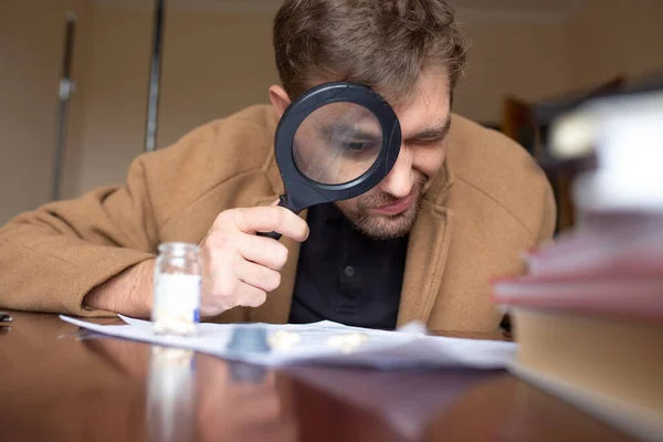 Detective Searches Clues Magnifying Glass Room — Stock Photo, Image