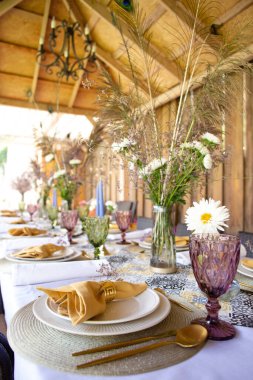 Dekoratif tabaklar, çatallar ve kaşıklarla şenlik masasına servis edilir..