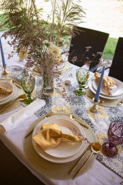 Dekoratif masa dekorasyonu çok güzel. en üstteki görünüm.