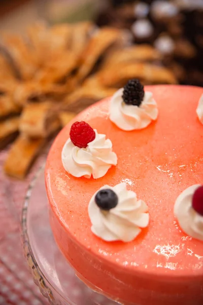 Gâteau Rose Gros Plan Sur Table Dans Café — Photo