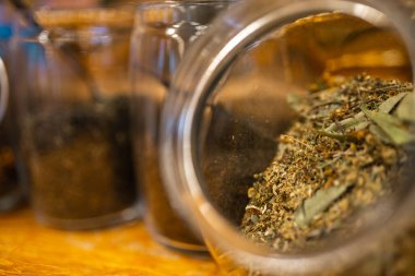 Kuru çay yapraklı bir cam kavanozun makro fotoğrafçılığı