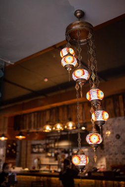 Tavanda güneş gözlüğü olan avize doğu tarzı..