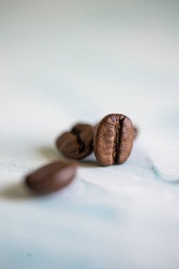 Kahve çekirdekleri dokulu arka planda yakın plan.