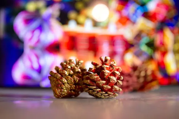 Parlak Işıkların Arka Planında Noel Konileri — Stok fotoğraf