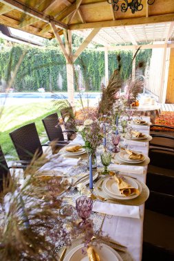 Aile etkinliği için güzel yemeklerle servis edilen bir şenlik masası..