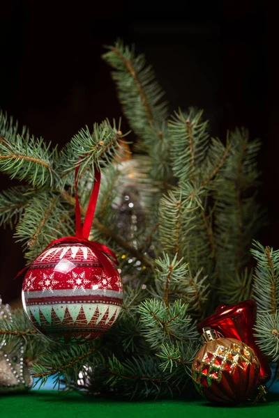 Červená Dekorativní Vánoční Míč Větev Zelené Jedle — Stock fotografie