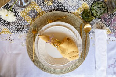 Peçeteli şenlik masası. en üstteki görünüm.