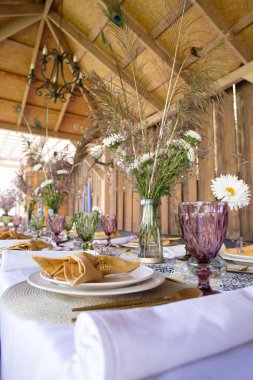 Çatal bıçaklı şık sofra takımı. en üstteki görünüm.