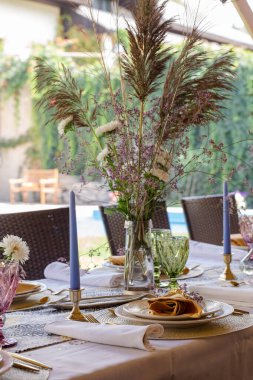 Peçeteli şenlik masası. en üstteki görünüm.