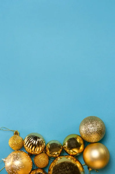 Złote Świąteczne Dekoracje Niebieskim Tle — Zdjęcie stockowe