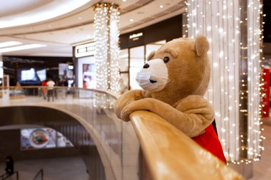 Alışveriş merkezindeki oyuncak ayı. oyuncak figürü.